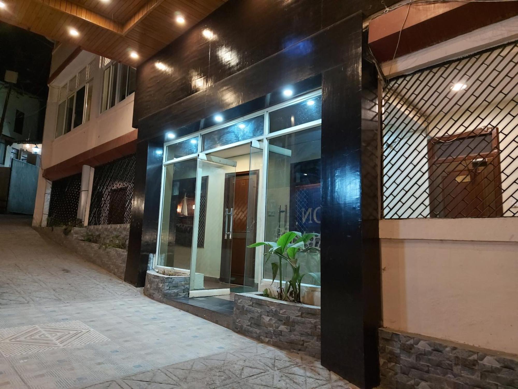 Goroomgo Moon Nainital Near Naini Lake - Parking & Lift Facilities -Hygiene And Spacious Room - Best Seller Екстериор снимка