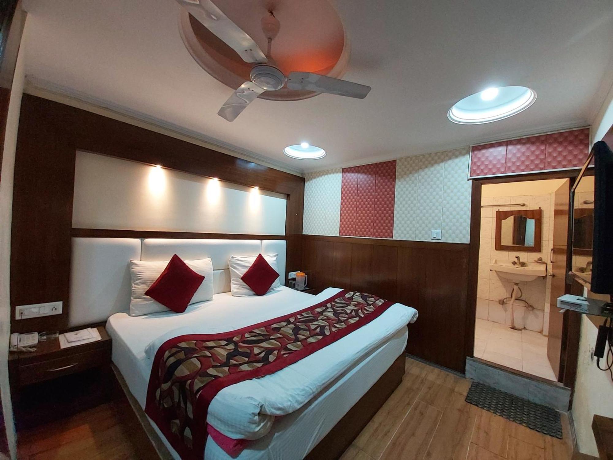 Goroomgo Moon Nainital Near Naini Lake - Parking & Lift Facilities -Hygiene And Spacious Room - Best Seller Екстериор снимка