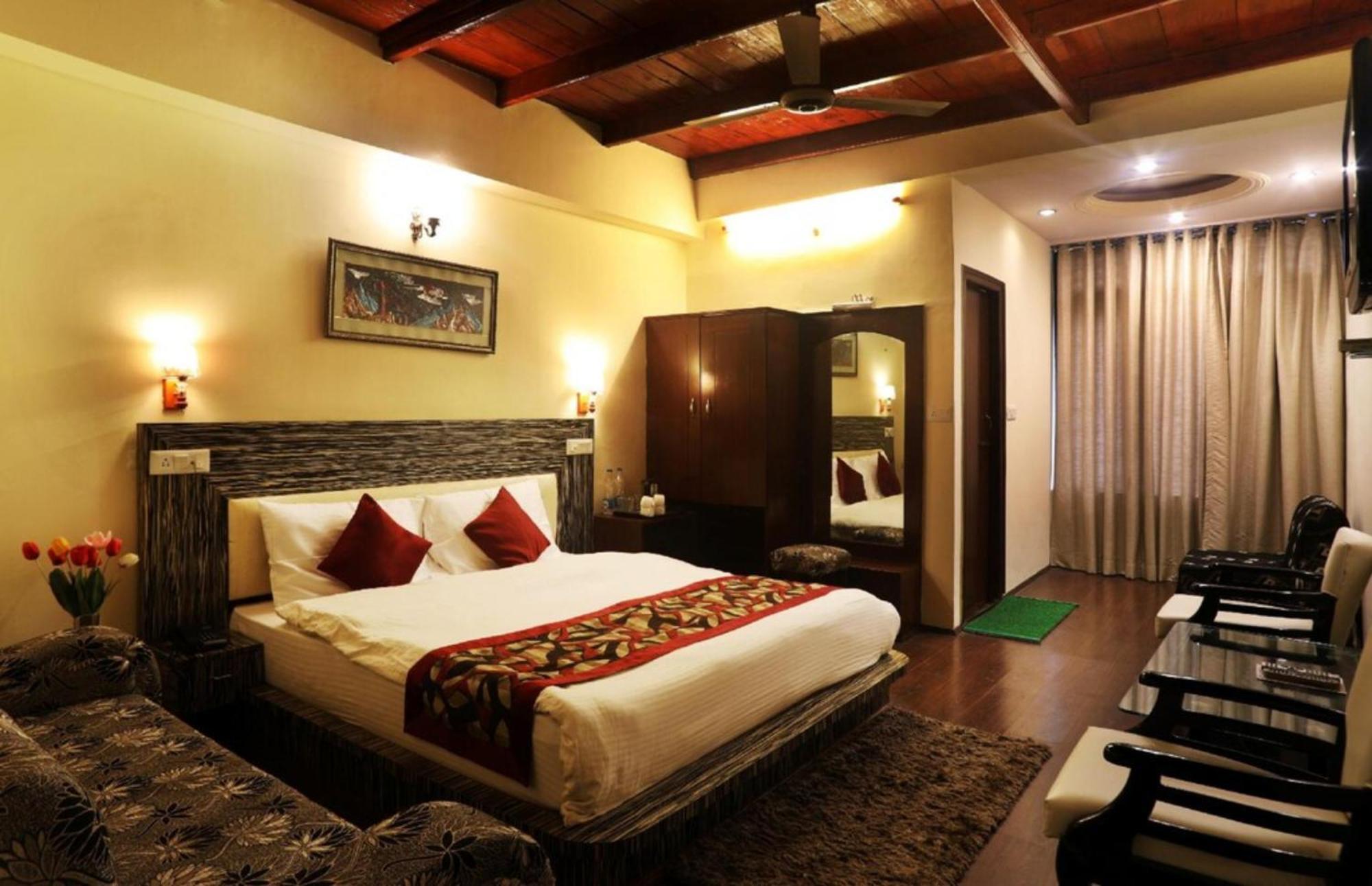 Goroomgo Moon Nainital Near Naini Lake - Parking & Lift Facilities -Hygiene And Spacious Room - Best Seller Екстериор снимка